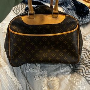 Pre-loved Louis Vuitton Deauville